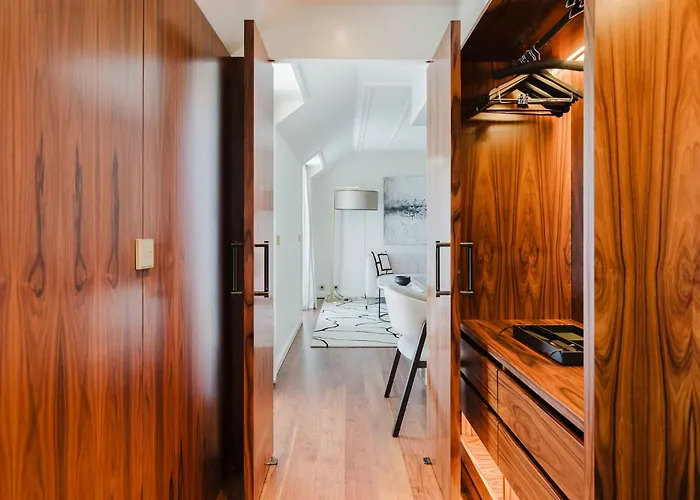 Chiado & 5* ליסבון