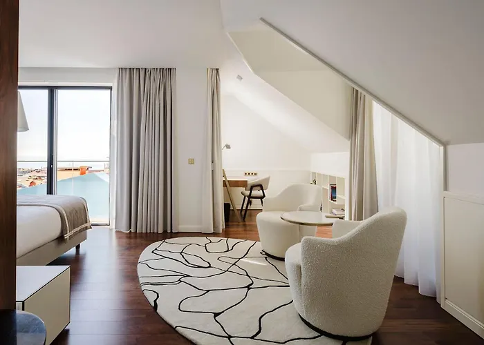 Chiado & 5* ליסבון