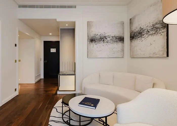 Chiado & 5* ליסבון