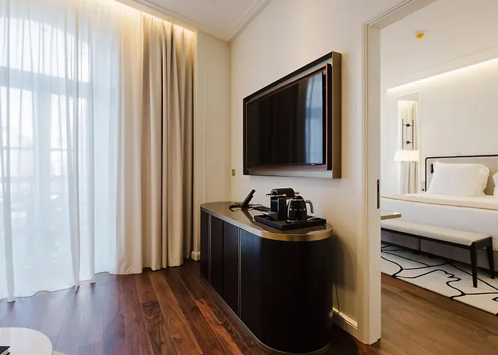 Chiado & 5* ליסבון